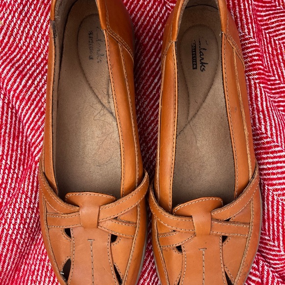 Clarks Women's Tan Leather Loafers w criss cross cutouts - Picture 2 of 8